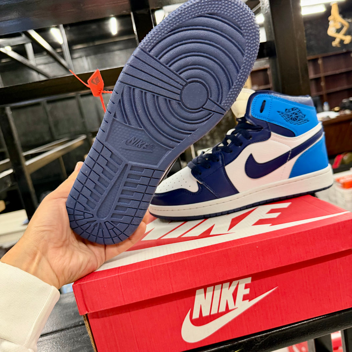 NIKE JORDAN 1