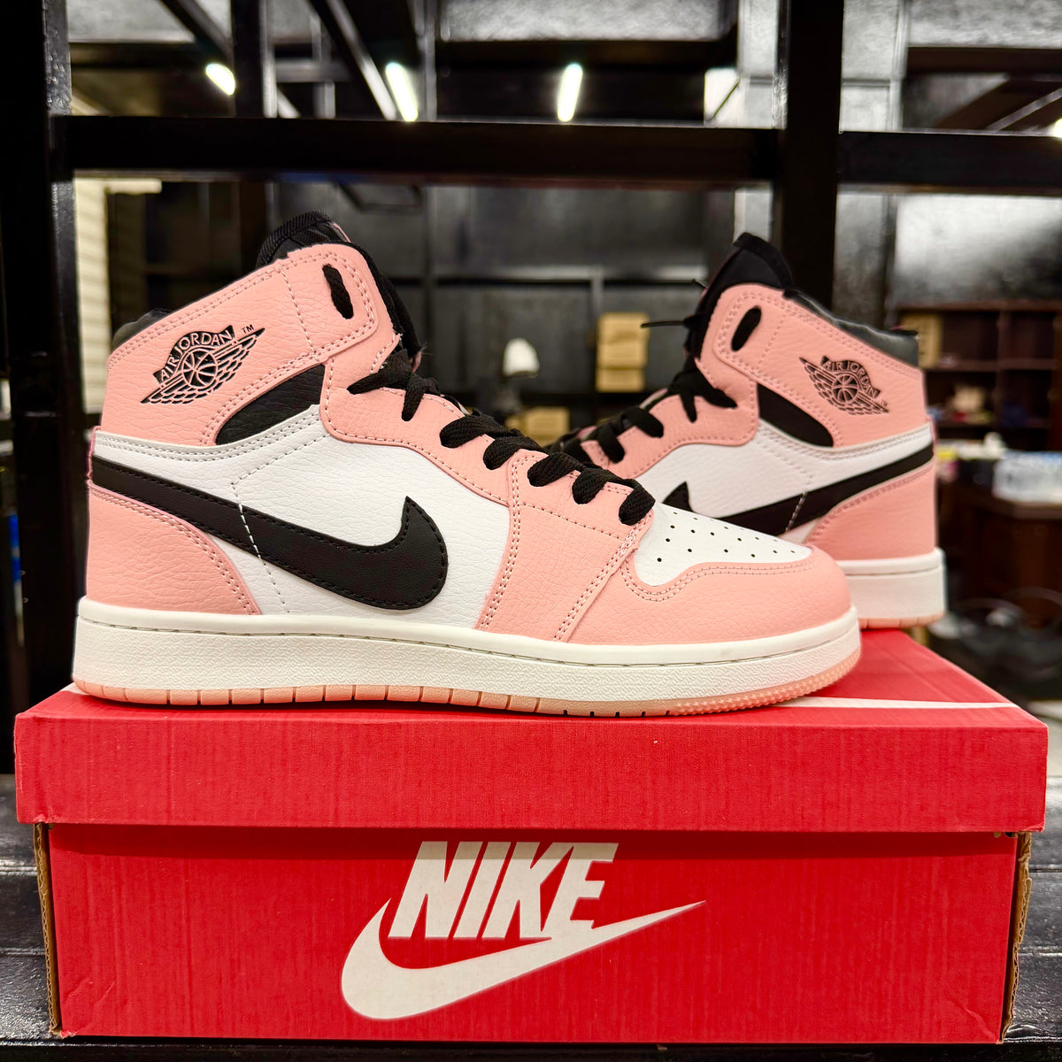 NIKE JORDAN 1