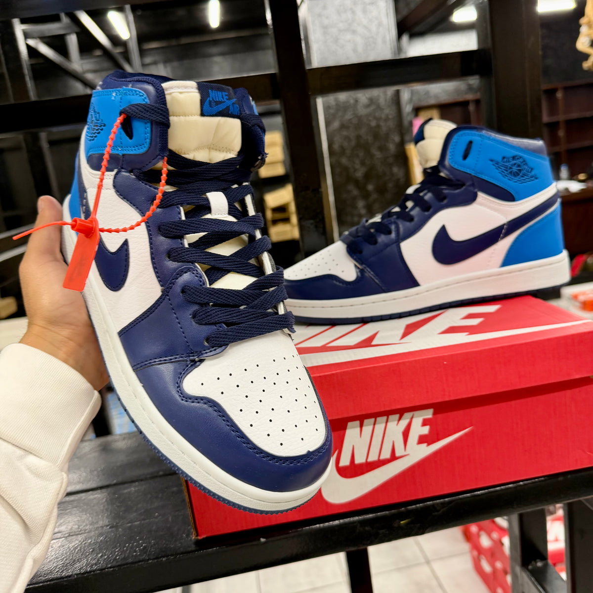 NIKE JORDAN 1