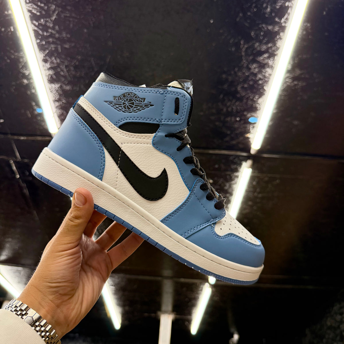 NIKE JORDAN 1
